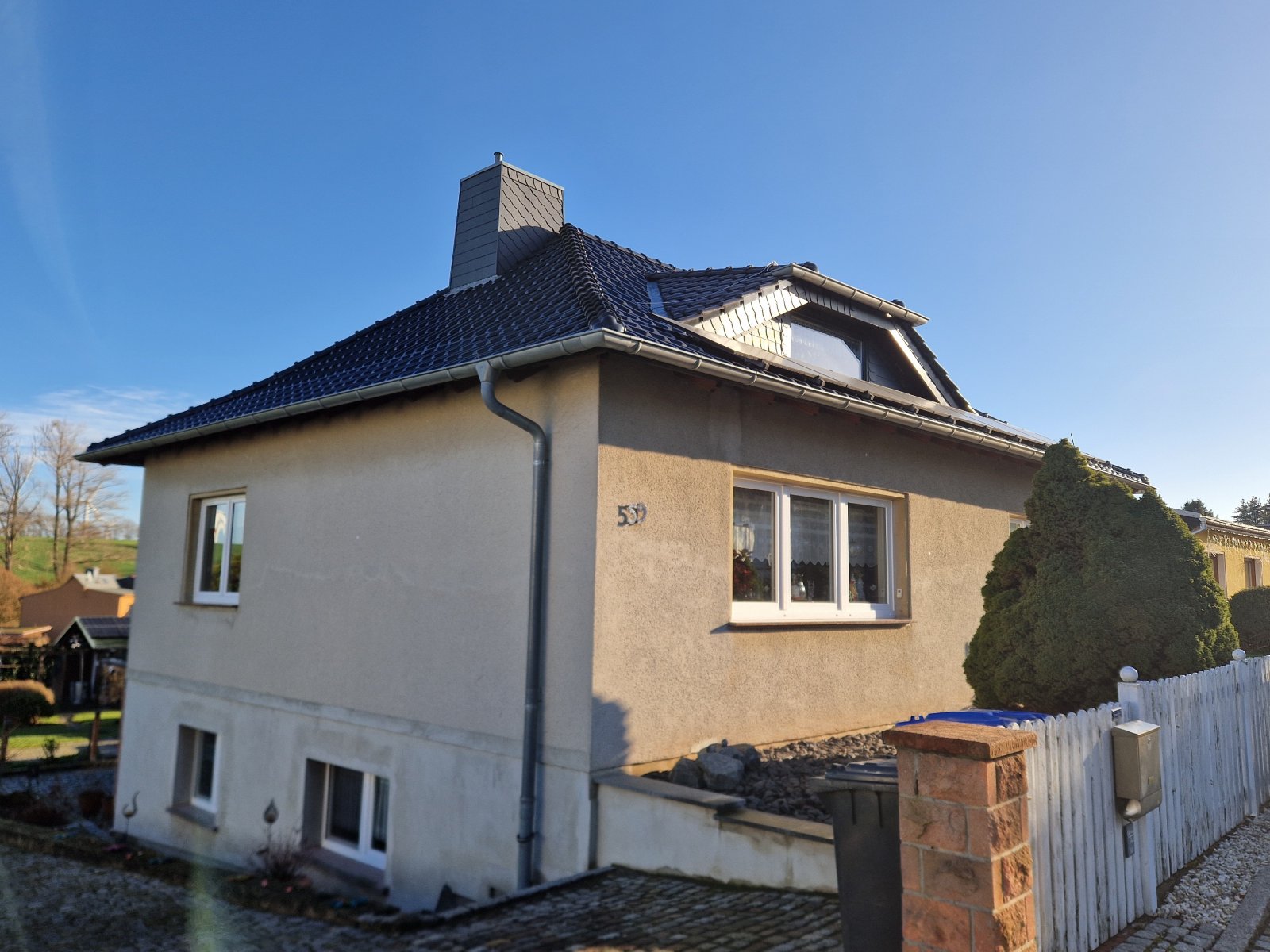 HIER KÖNNEN IHRE KINDER IM EIGENEN POOL TOBEN! IHR GERÄUMIGES FAMILIENZUHAUSE MIT GROSSEM GARTEN!