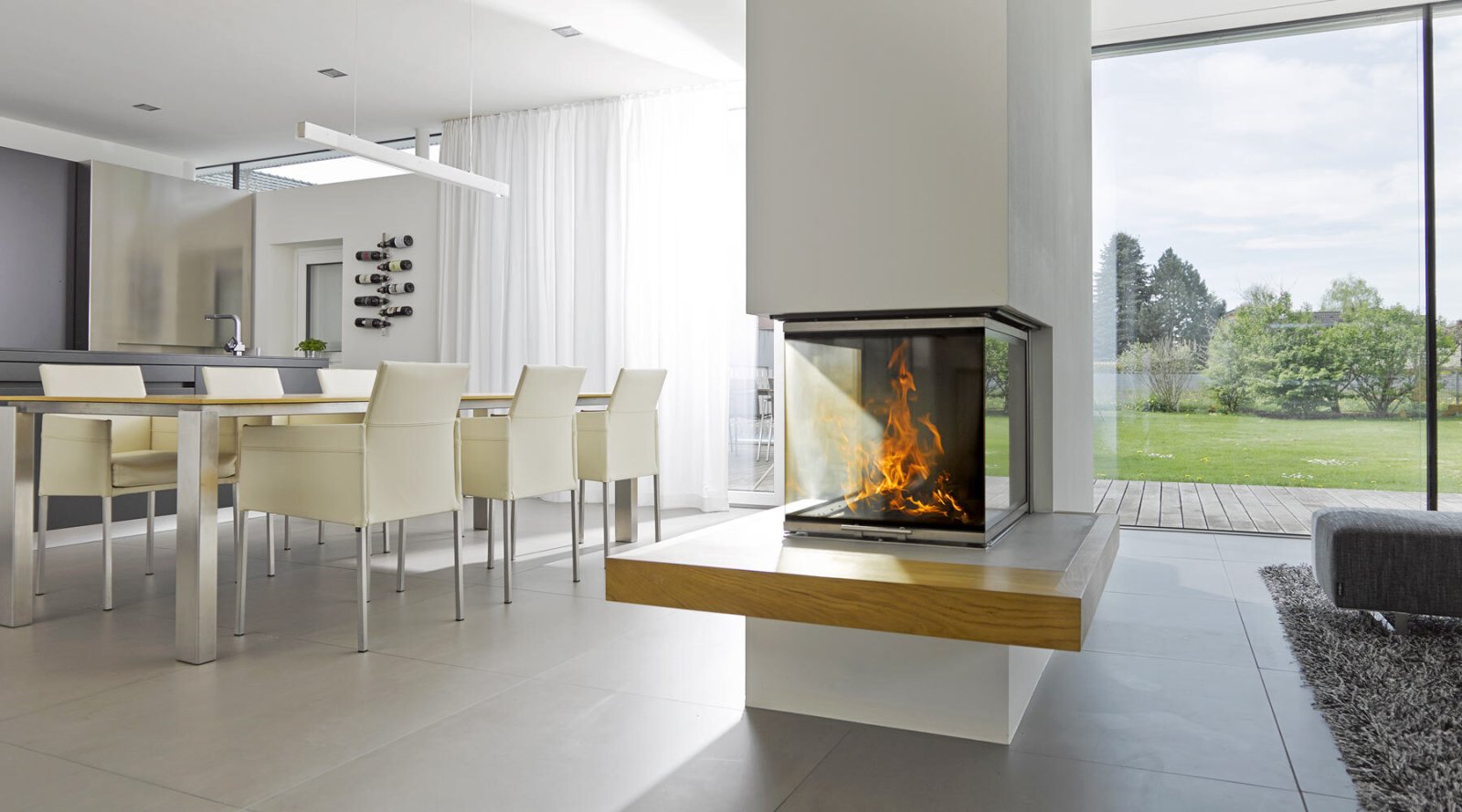 moderner Kamin im Wohnzimmer