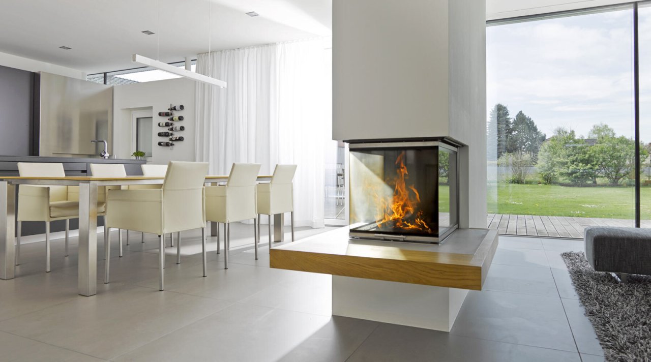 moderner Kamin im Wohnzimmer