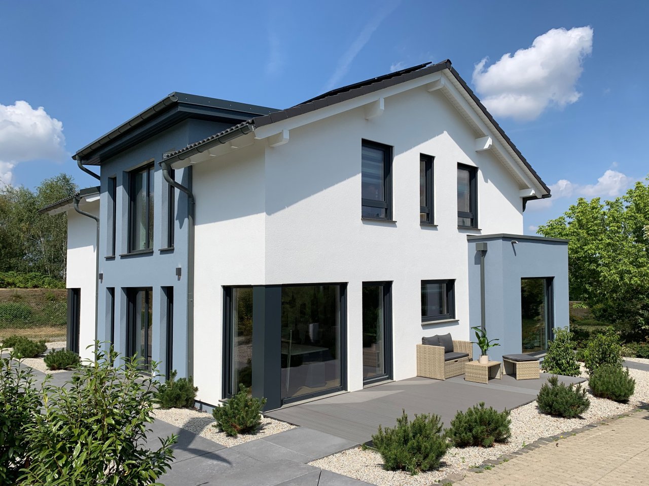 Ansicht Küchenseite mit  Frühstücks-Terrasse