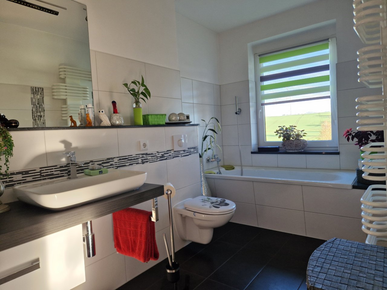 modernes Bad mit Fenster modernes Bad mit Fenster