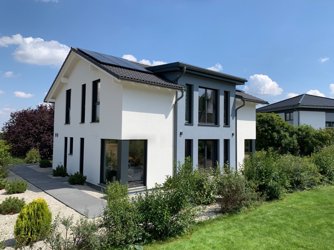 Hausansicht mit Südterrasse am Wohnzimmer Hausansicht mit Südterrasse am Wohnzimmer
